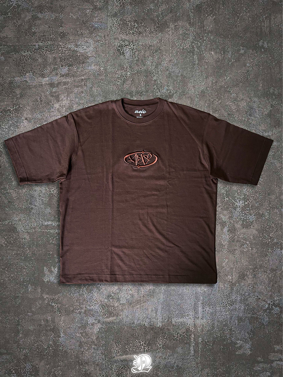 T-Shirt Neio Big Logo - Brown - Frente bordado